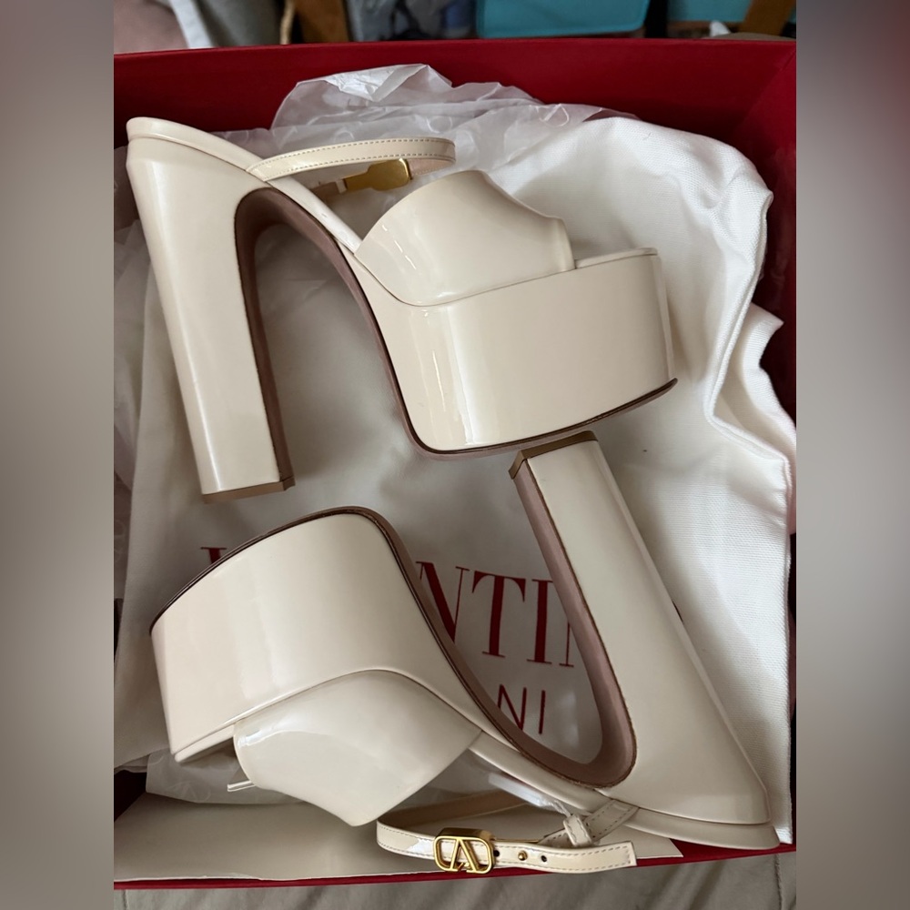 NWT Valentino Garavani Patent Platform Sandals in Ivory with V Gold Logo - Picture 5 of 7